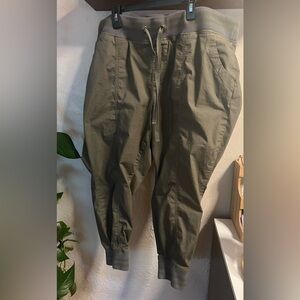 Torrid plus size green jogger style tie waist pants size 2 22/24 short